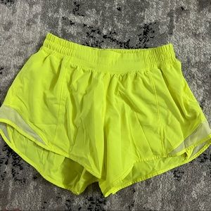 LULULEMON SIZE 6 HOTTY HOT SHORTS 4”